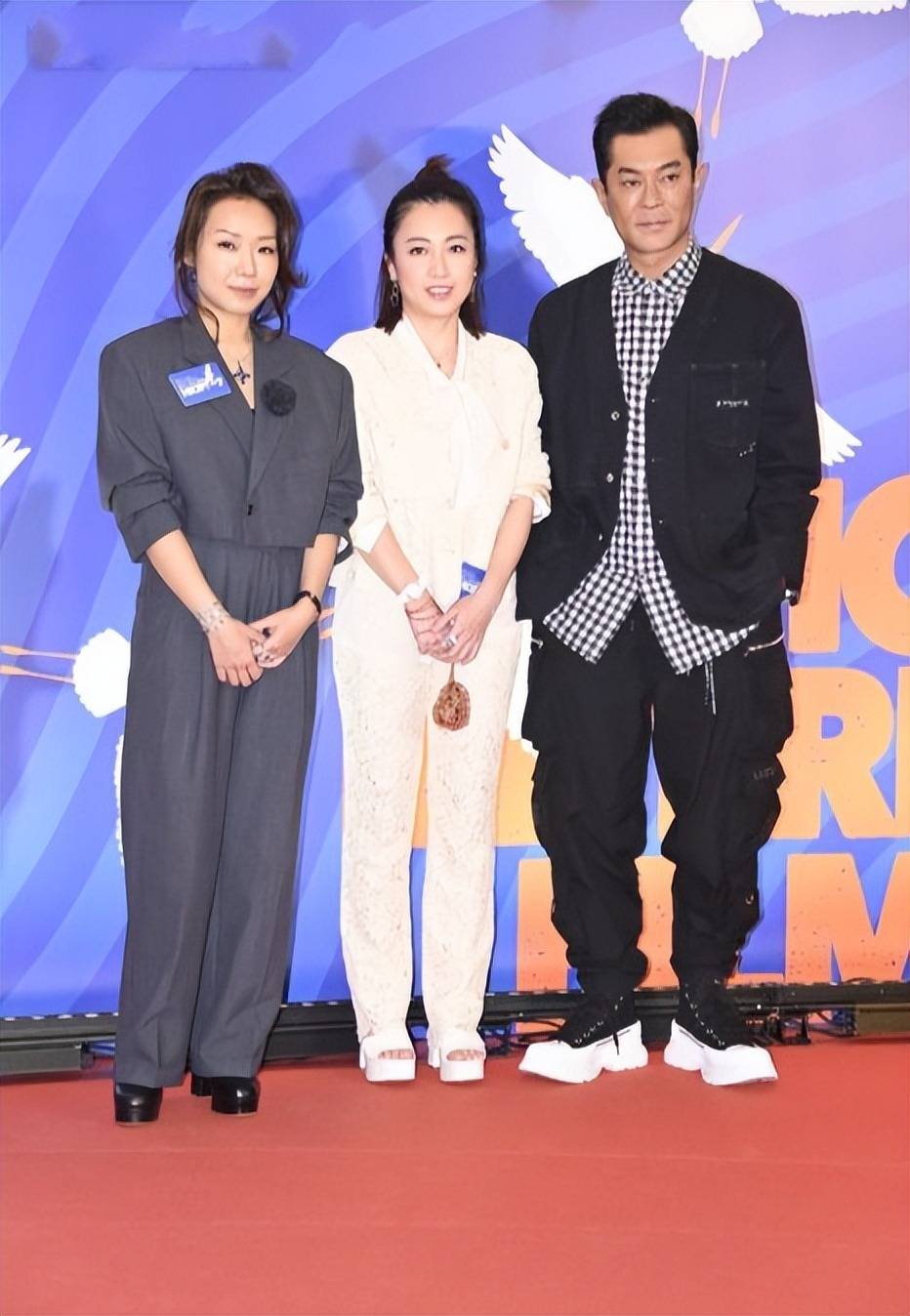 穿时尚衣拎着心形手包可真显美,同场还有古天乐_老公_衣服_白色