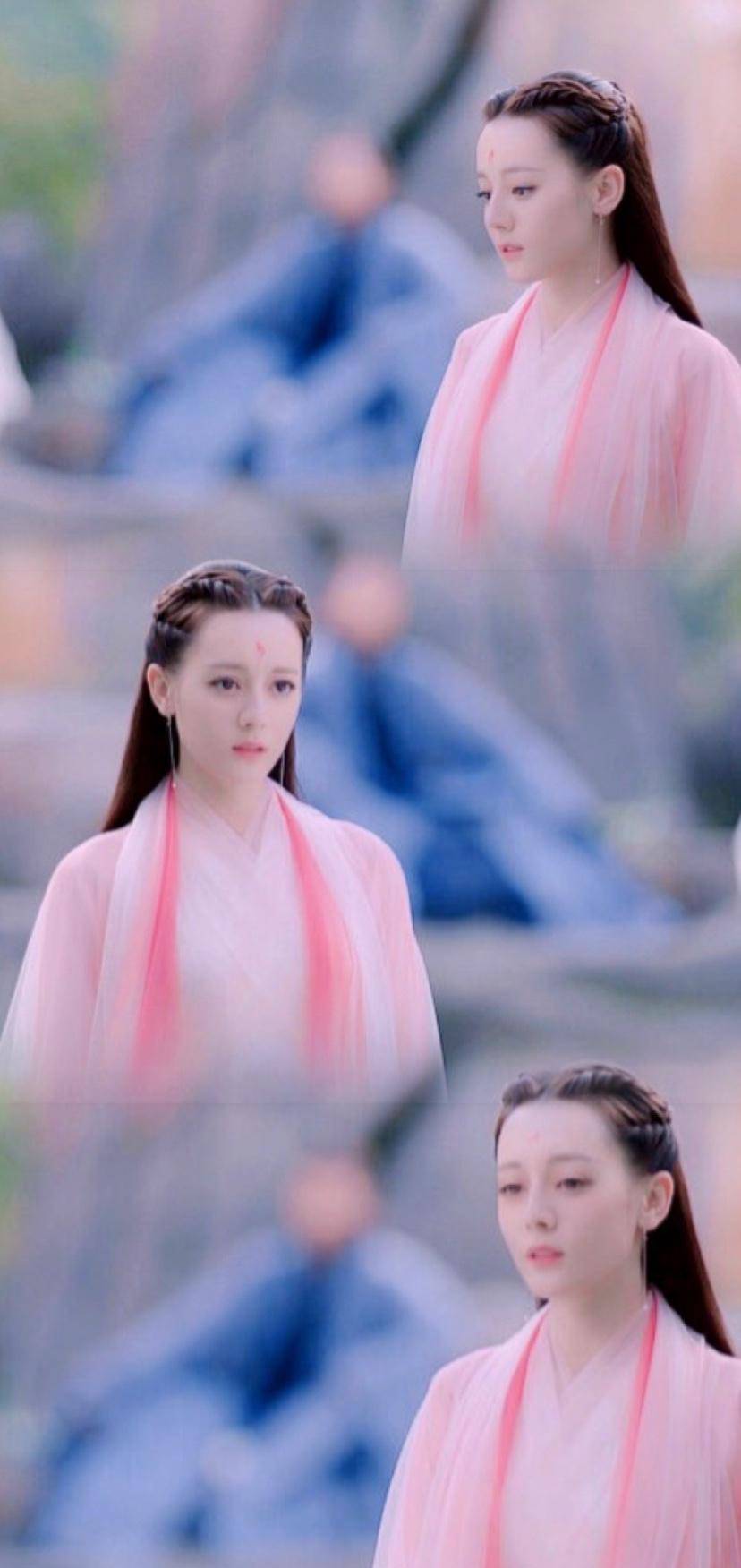 九尾红狐,眉间拥有一朵红艳的凤羽花胎记,俏皮可爱,灵动可人.