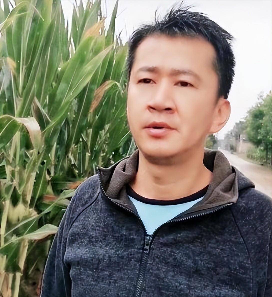 据说回到老家后李嘉明玩起了网上的出镜拍段子靠着这项工作他渐渐