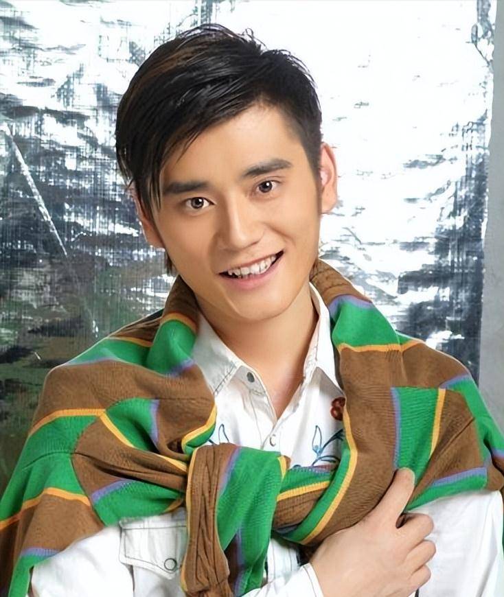 当时钱枫的颜值也是很高的,瘦瘦的脸颊,精致的五官也是圈粉无数的