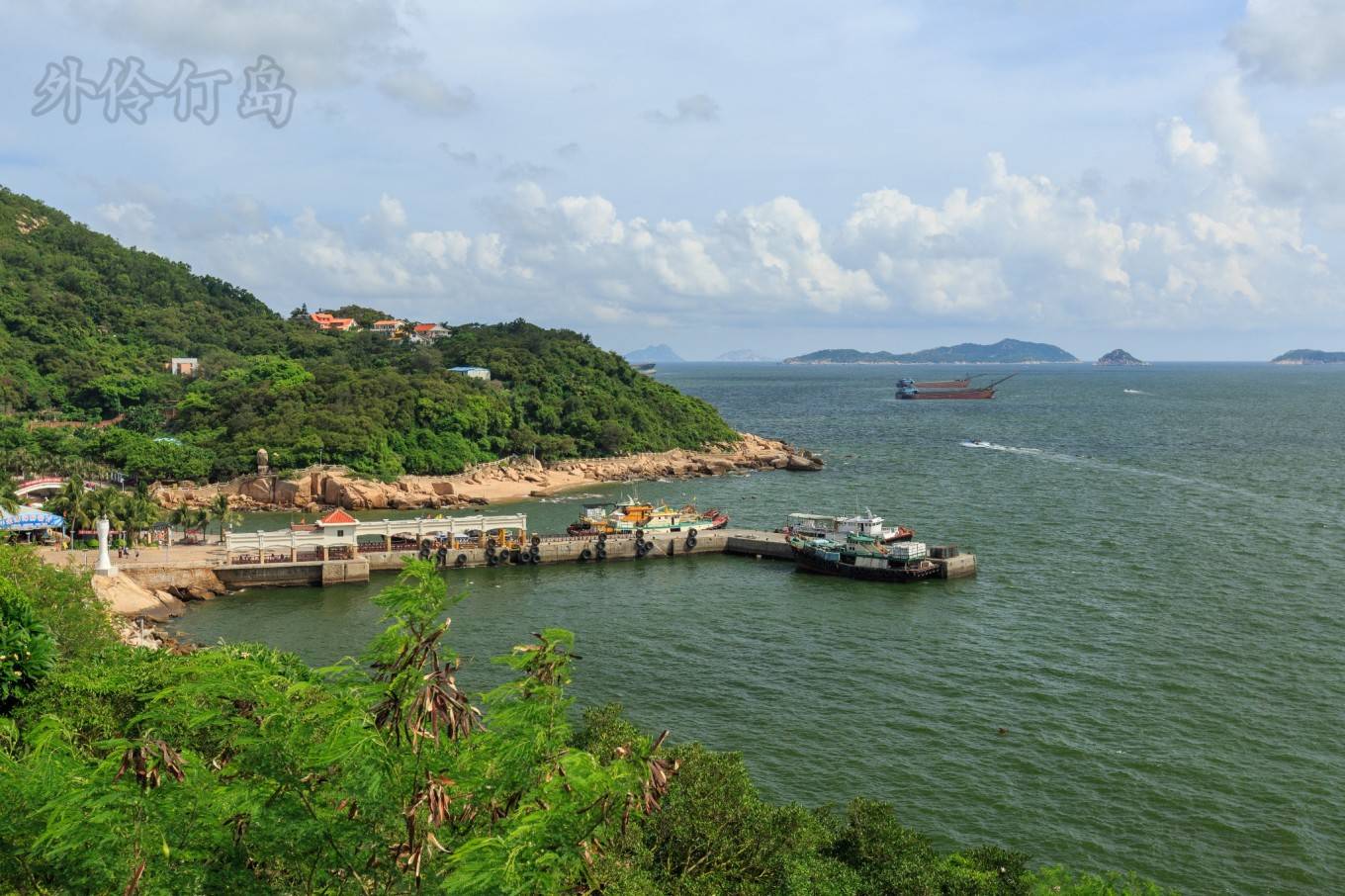 外伶仃島 位於位於 珠海 市東區萬山群島中,面積4.