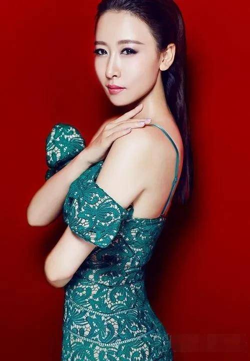 毛俊杰皮肤白皙紧致,脸上看不出一丝瑕疵,身材匀称,曲线性感完美.