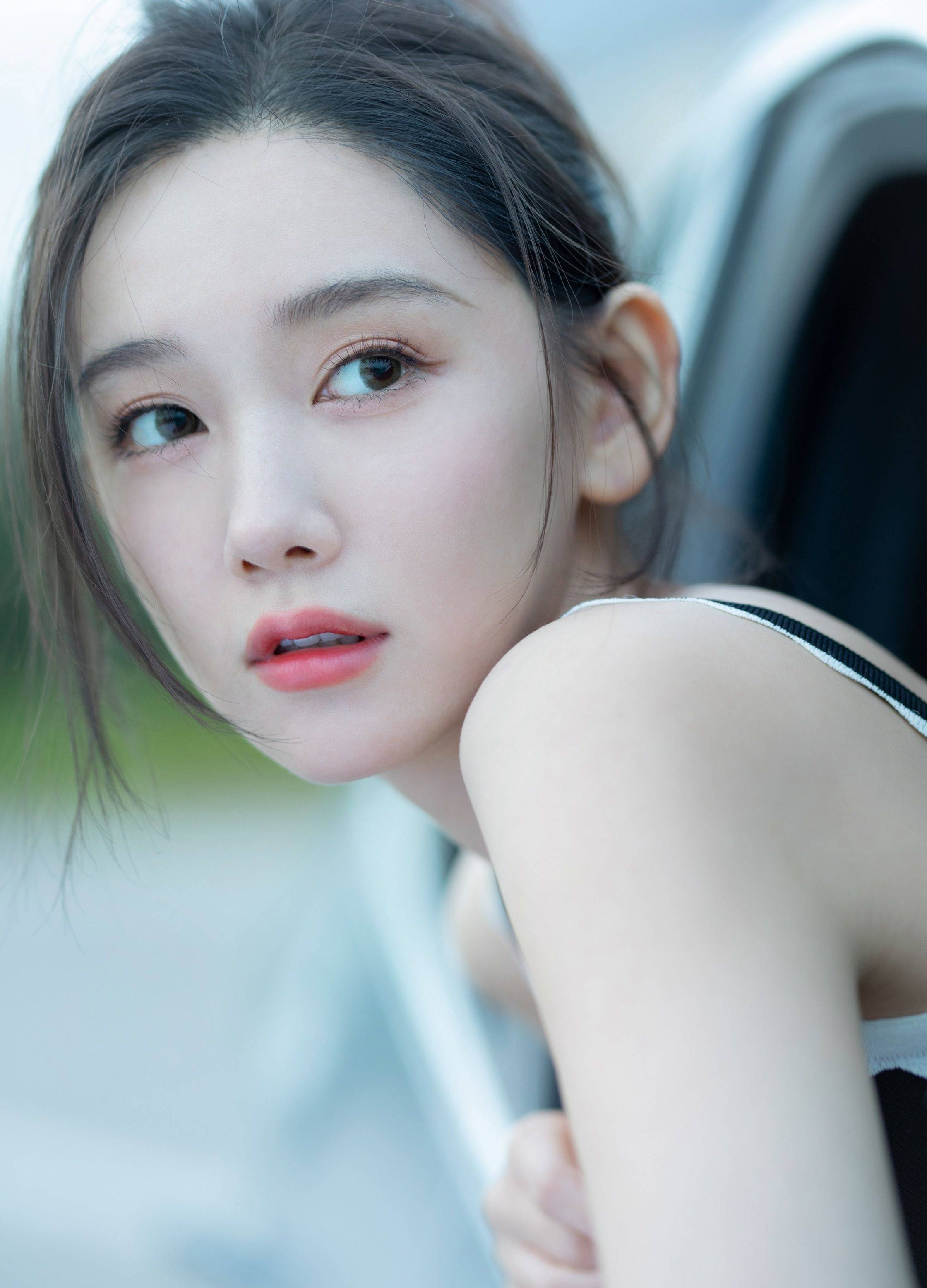 李沐宸黑色吊带装俏皮写真_网友_长发