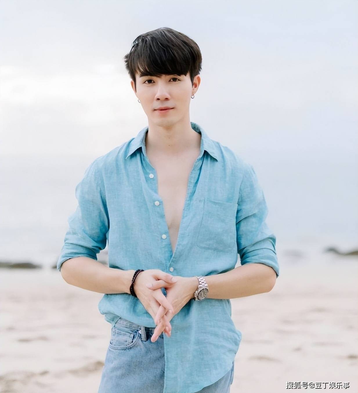 李海海算是大器晚成的艺人,出道多年不温不火,去