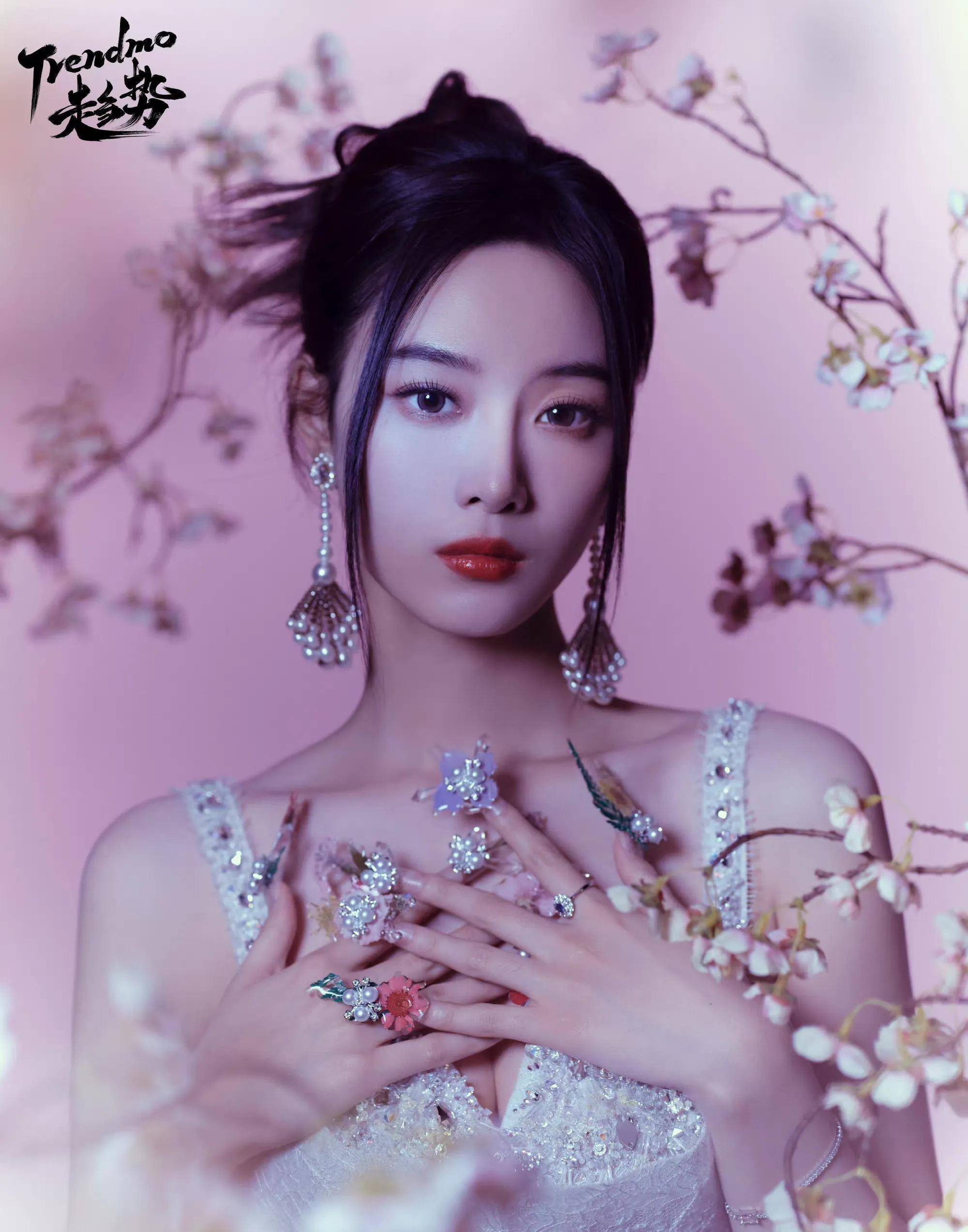 徐艺洋国风暗香花卉大片 梦幻唯美 穿深v吊带裙 身材丰满性感_装饰