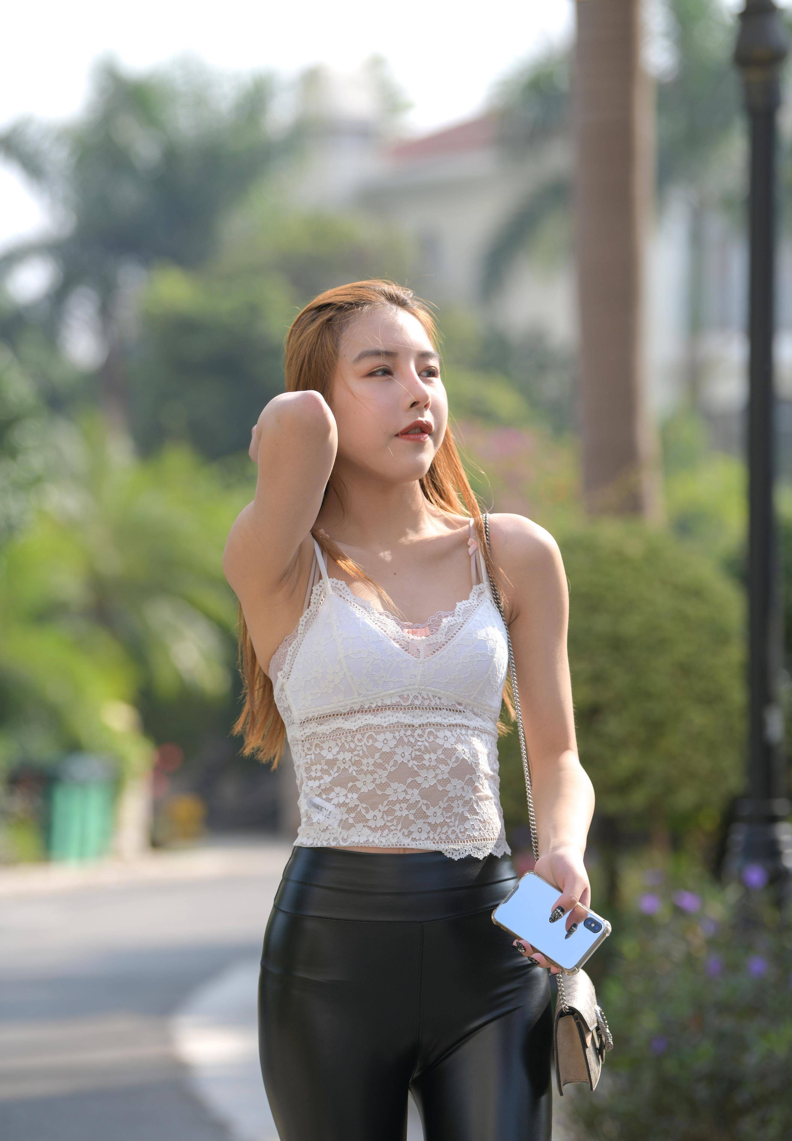 黑色紧身皮裤,黑色高跟鞋,身材苗条穿出精致的效果_美女_曲线_服装