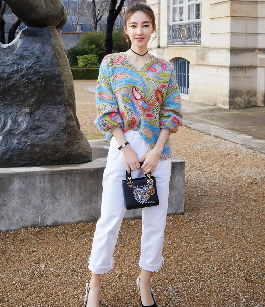 "青花瓷"的紧身牛仔裤,王丽坤的凤凰彩衣,网友:仙气十足_时尚_魅力