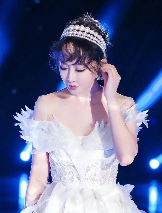 "反拿话筒"假唱的萨顶顶,她的"消失",才是华语乐坛的悲哀!