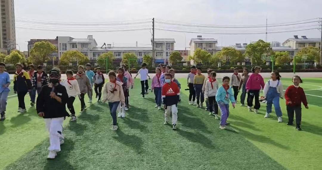 4月13日下午,在淮安市崇德小学领导邀请下,《淮安市江淮明珠舞团》左