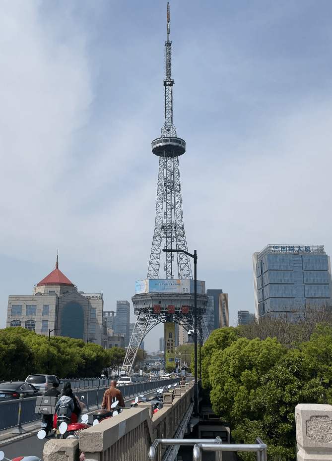东吴塔,俗称苏州的埃菲尔铁塔,建造于九十年代,作用是电视塔,位于运河