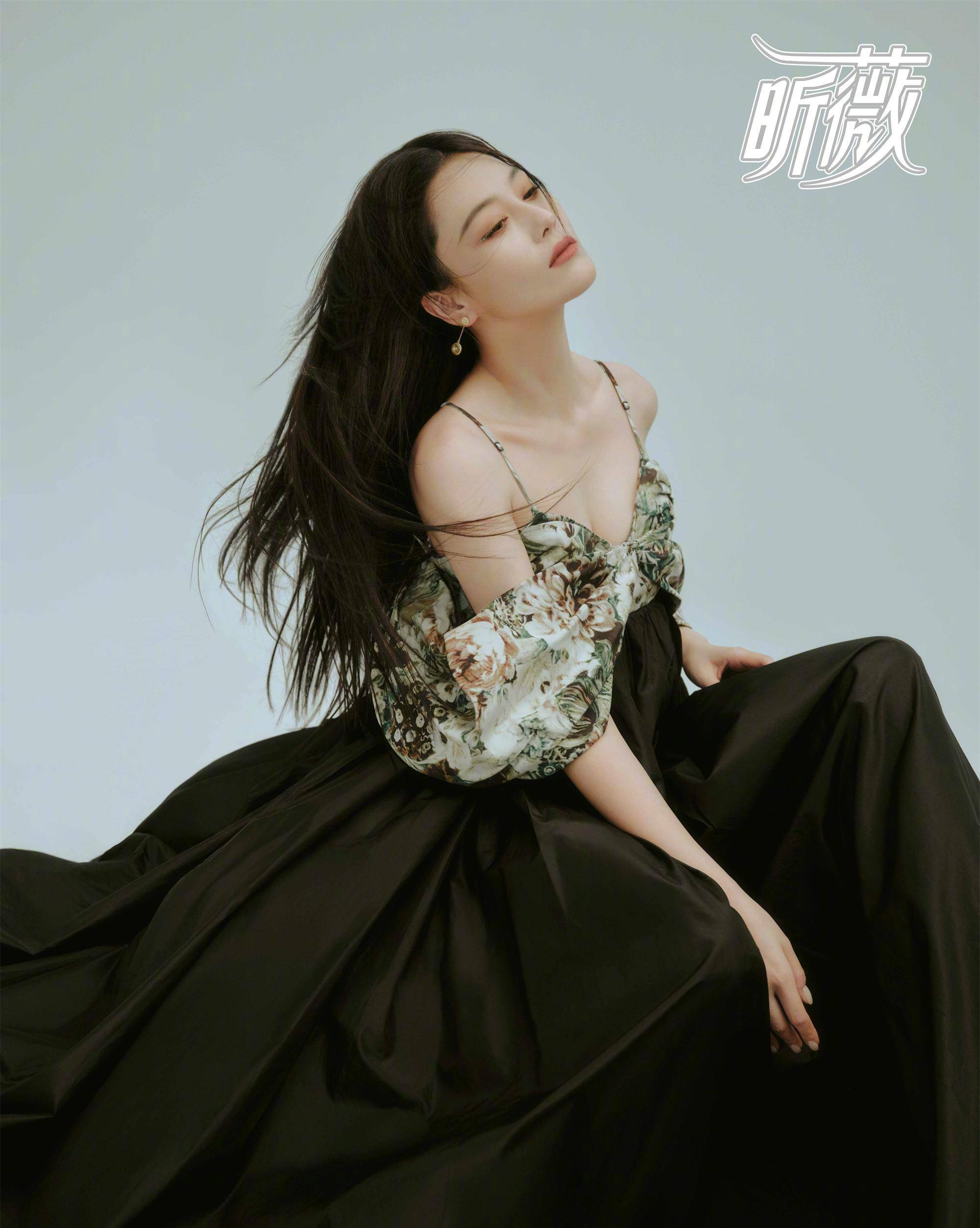 张馨予《昕薇》封面,穿抹胸下身失踪身材火辣,太美了