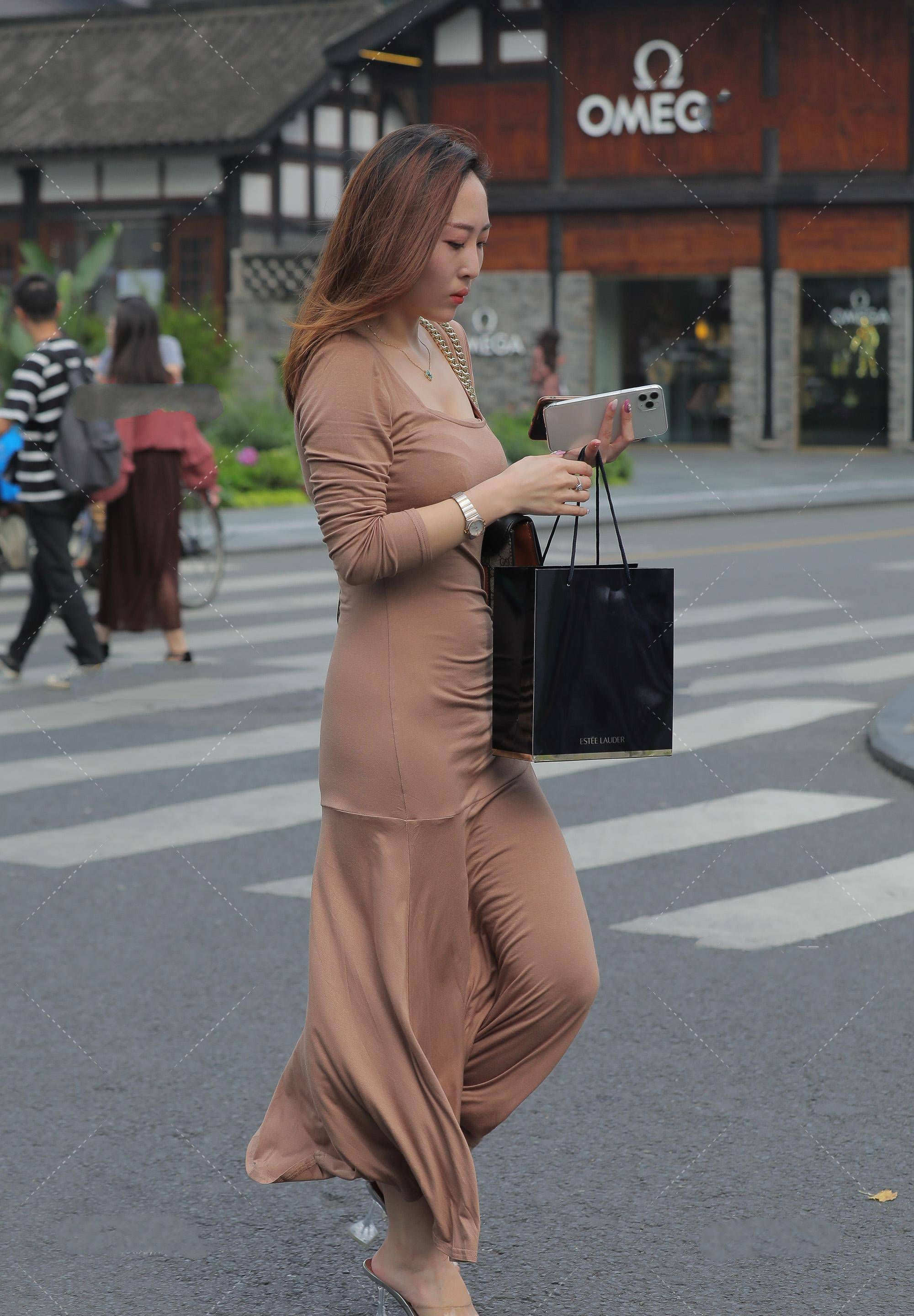 浅咖色棉料鱼尾紧身长裙,尽显性感窈窕好身姿,时髦又前卫