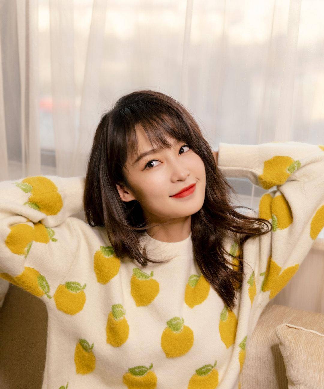 李沁清新糖果色穿搭好美,长发微卷温柔又甜美,俏皮可爱让人爱