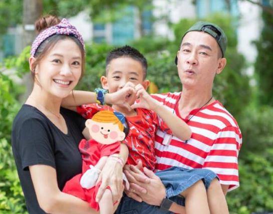 陈小春晒全家福充满喜庆,二胎终于露面,与大儿子一个模子刻出来_hoho