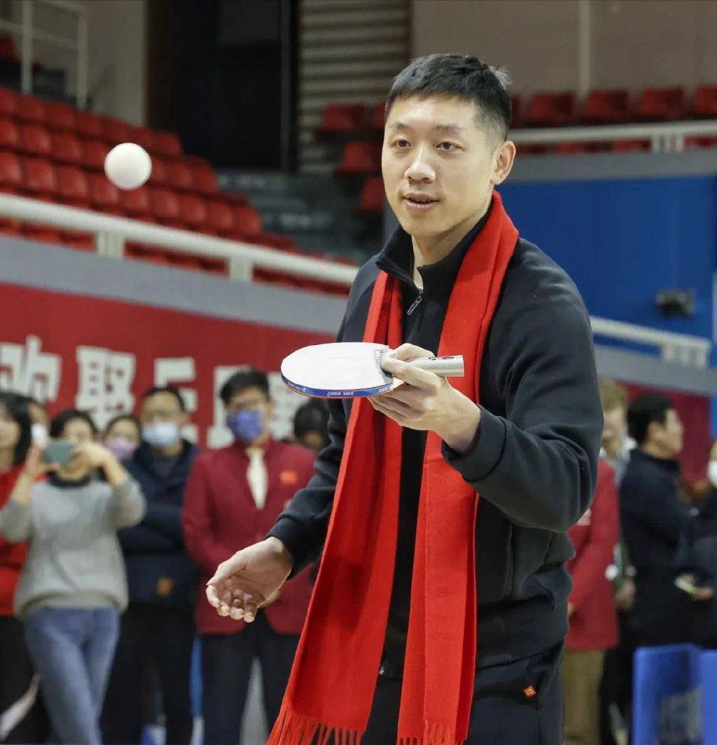 王励勤携手许昕参加活动,全程笑容可掬,成就早已超越马琳!