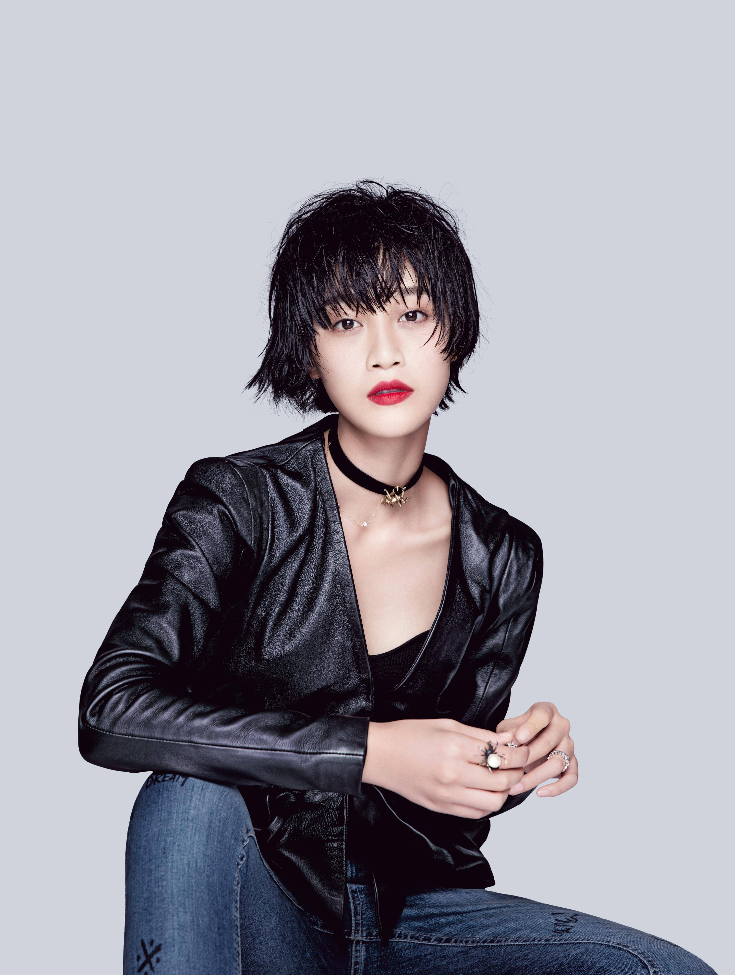 "浣碧"蓝盈莹爆近照,深v大开秀事业线,一字锁骨过于抢镜_妈妈_视频