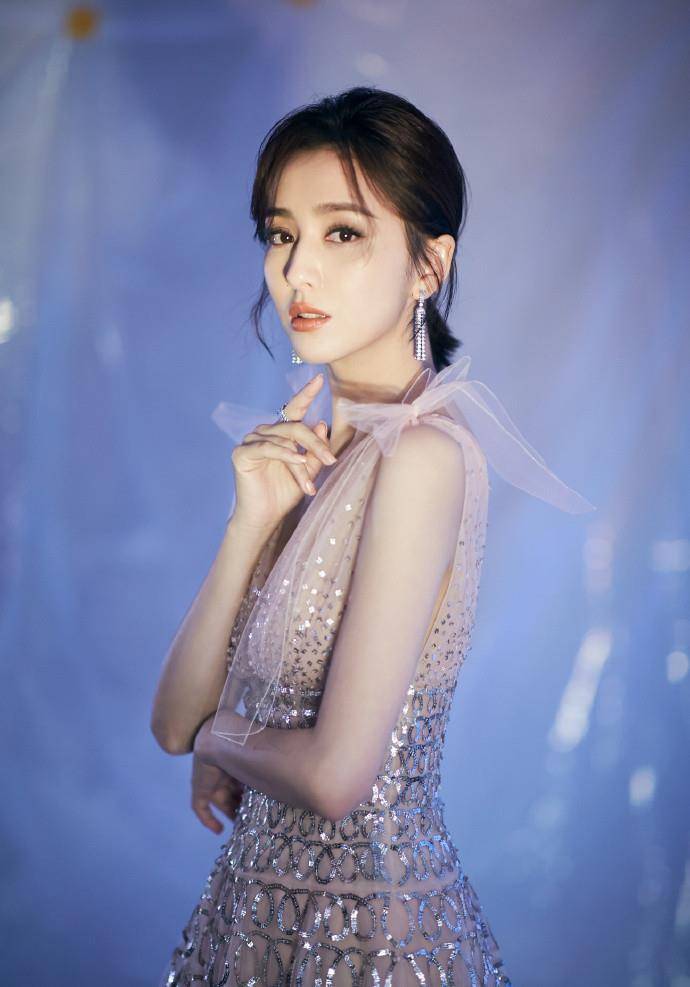 走在红毯上闪闪发亮,配上肉粉色的颜色和丫丫的气质,仙气满满