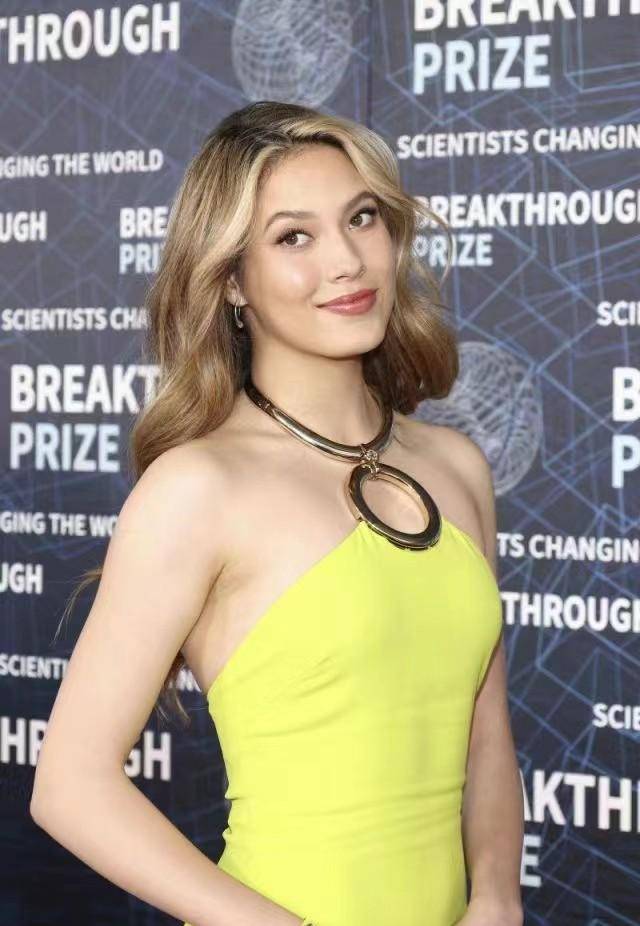 扎克伯格与谷爱凌握手,谷爱凌穿露背裙身姿挺拔