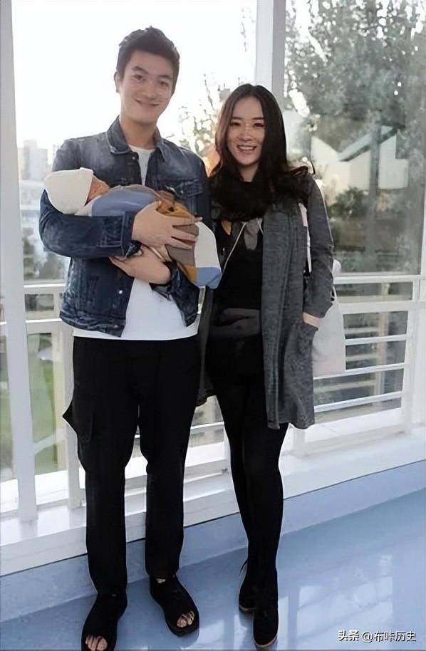 霍思燕女儿疑曝光,与嗯哼似双胞胎,生产方式再遭质疑,被喊封_杜江