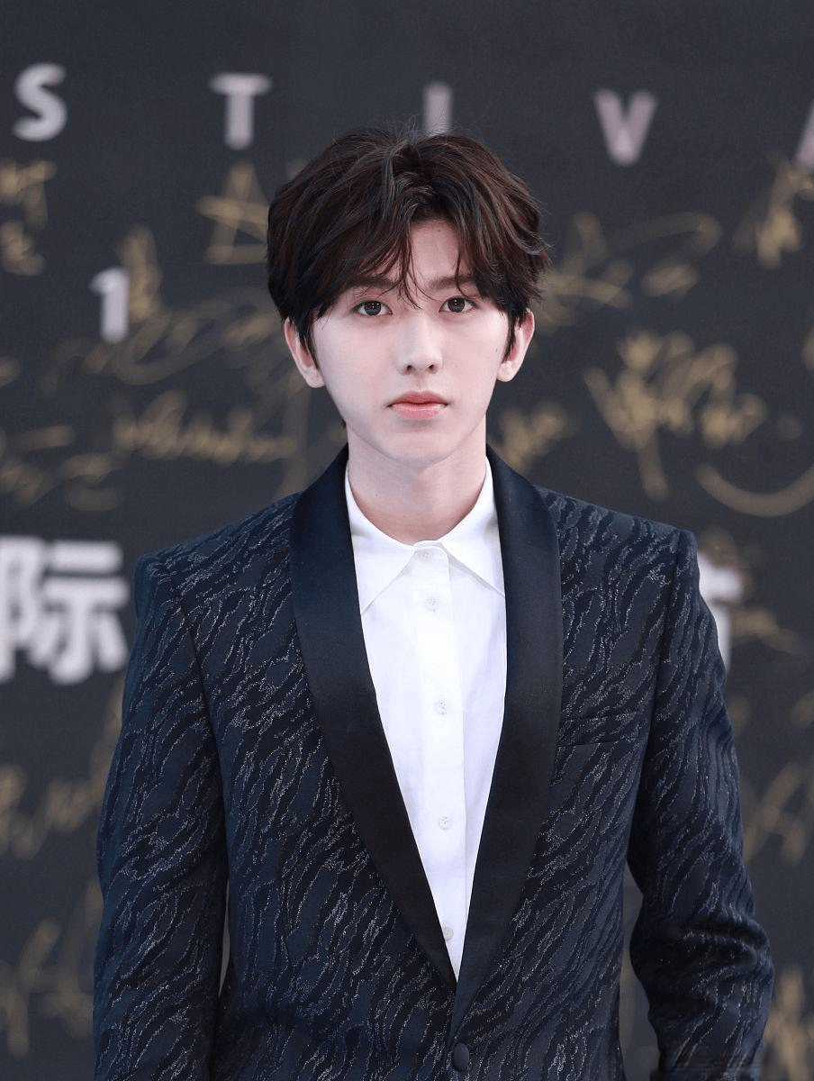 蔡徐坤短视频账号关注素人女子后秒取关,自曝还是手滑?