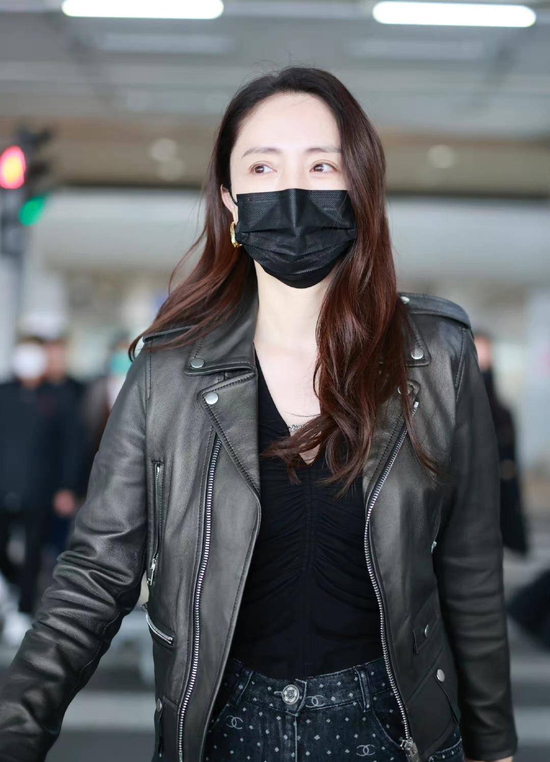 董璇穿黑色皮夹克配黑色满印logo牛仔裤走机场,轻熟风帅气利落_时尚