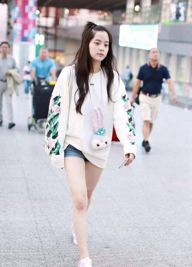 欧阳娜娜戴口罩走机场,穿灰色工装又美又酷,五千"分趾鞋"看服了_造型