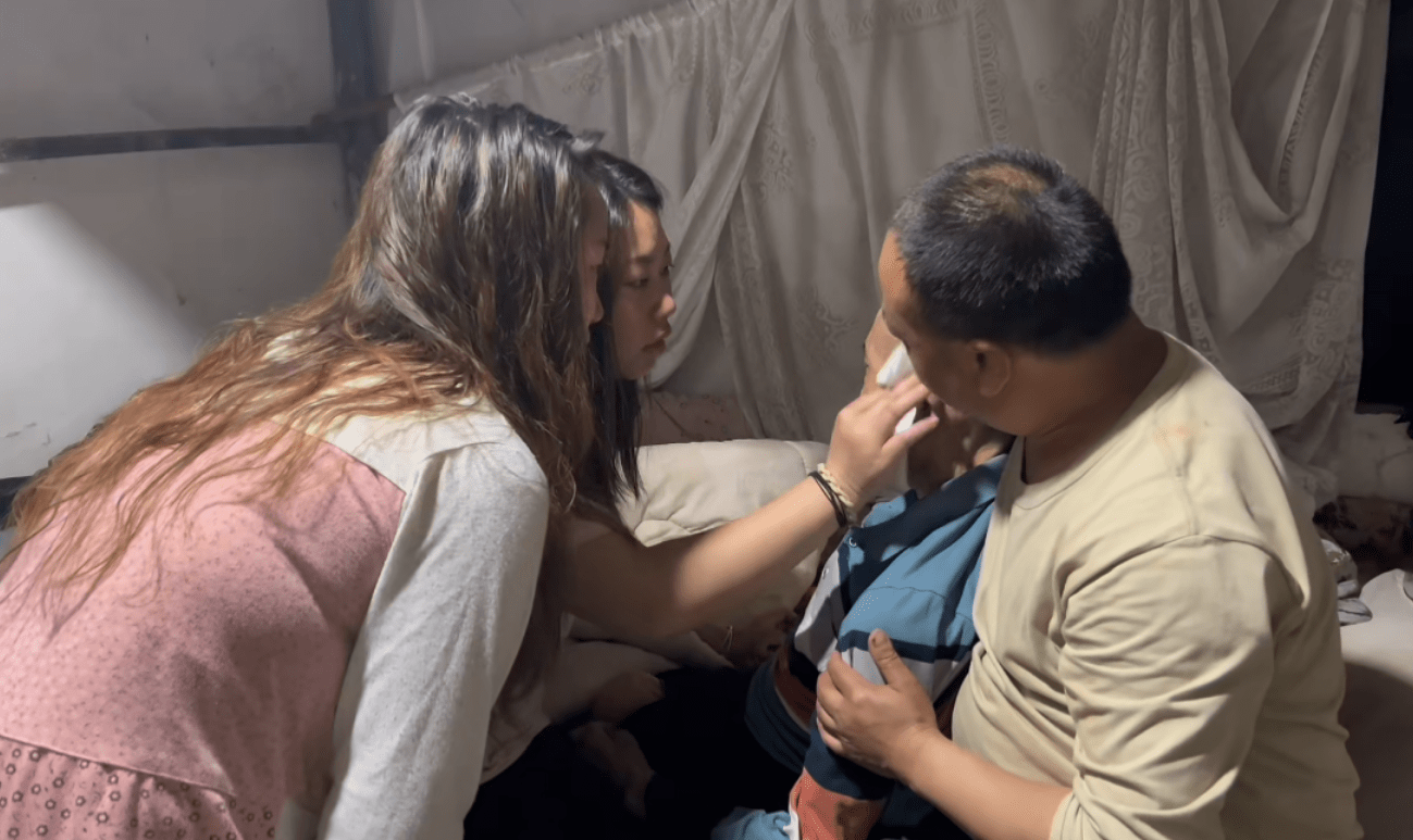 千万网红洪霞爷爷去世,边哭边录视频引热议,还公开爷爷去世画面_网友