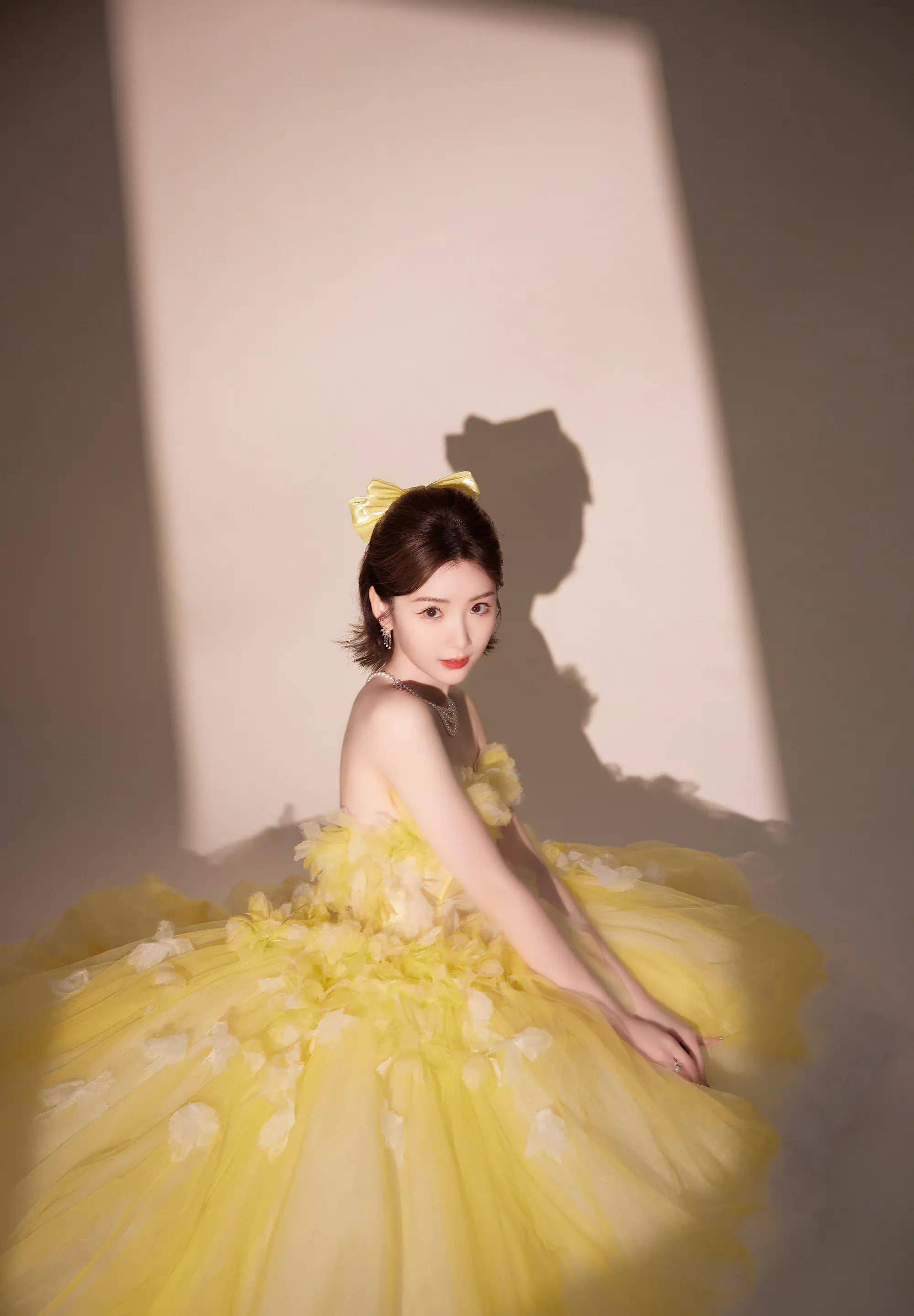 毛晓彤穿黄色花朵抹胸蓬蓬裙 明艳靓丽 俏皮可爱 露香肩雪肤甜美动人