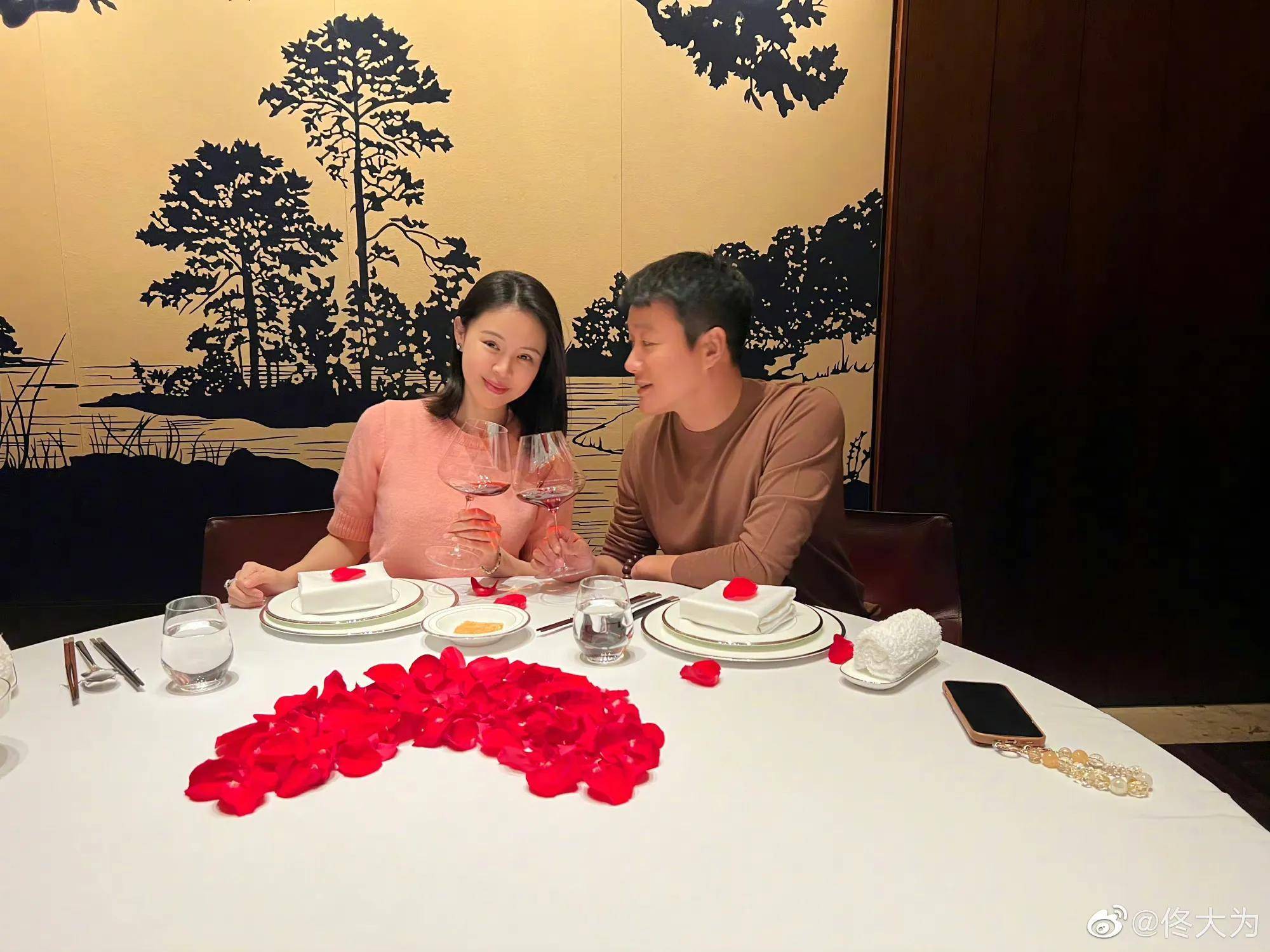 佟大为关悦庆祝婚礼15周年,过二人世界浪漫甜蜜,越来越有夫妻相_孩子