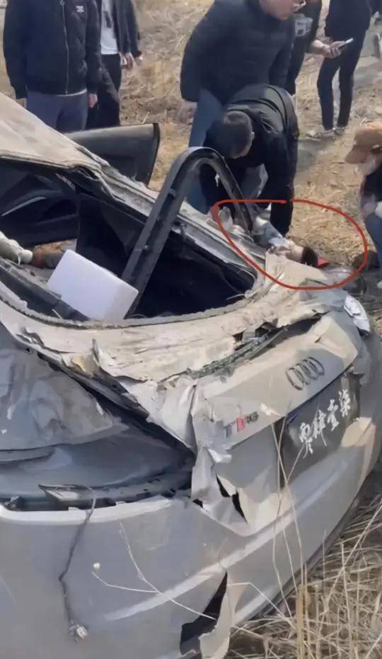 锅,一名玩儿改装车的赛车手张雷,车速狂飙到280,导致车子失控冲出赛道