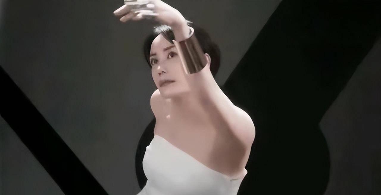 王菲终于营业,穿抹胸裙手臂肌肉完美,脸显老态但仪态太加分_气质_长裙