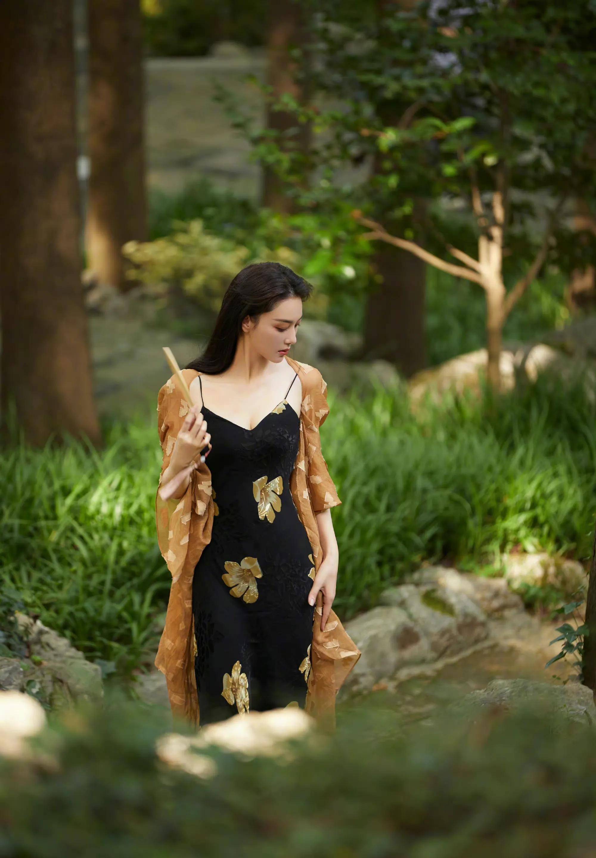 张馨予漫步幽林写真 身材丰满性感 风情万种 清冷氛围感满满_千姿百态