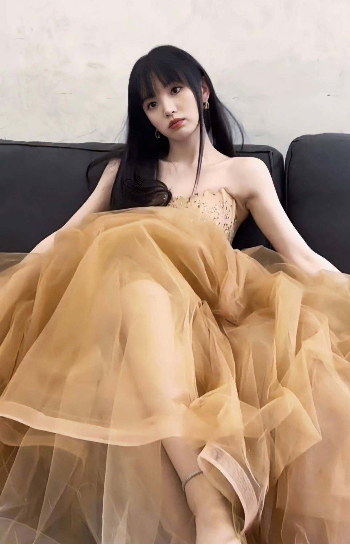 田曦薇虽然长着一张甜美的脸蛋,但是有着168公分的完美女神身高,属于