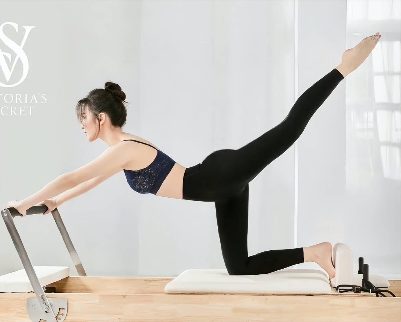 王楚然年轻貌美,有"小刘亦菲"之称,穿贴身衣服,秀丽清纯,感性撩人