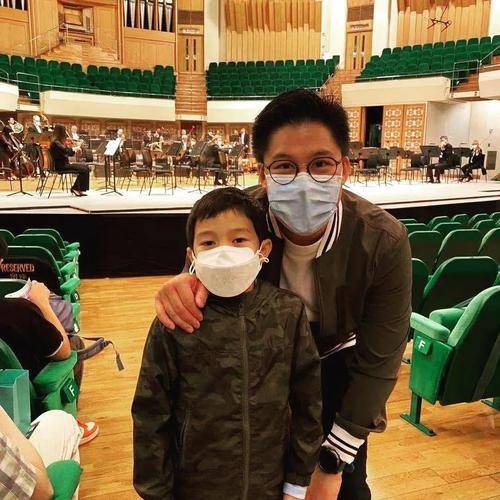 要知道霍中曦身为霍家的长子嫡孙,很早就已经公开亮相了外界人士也