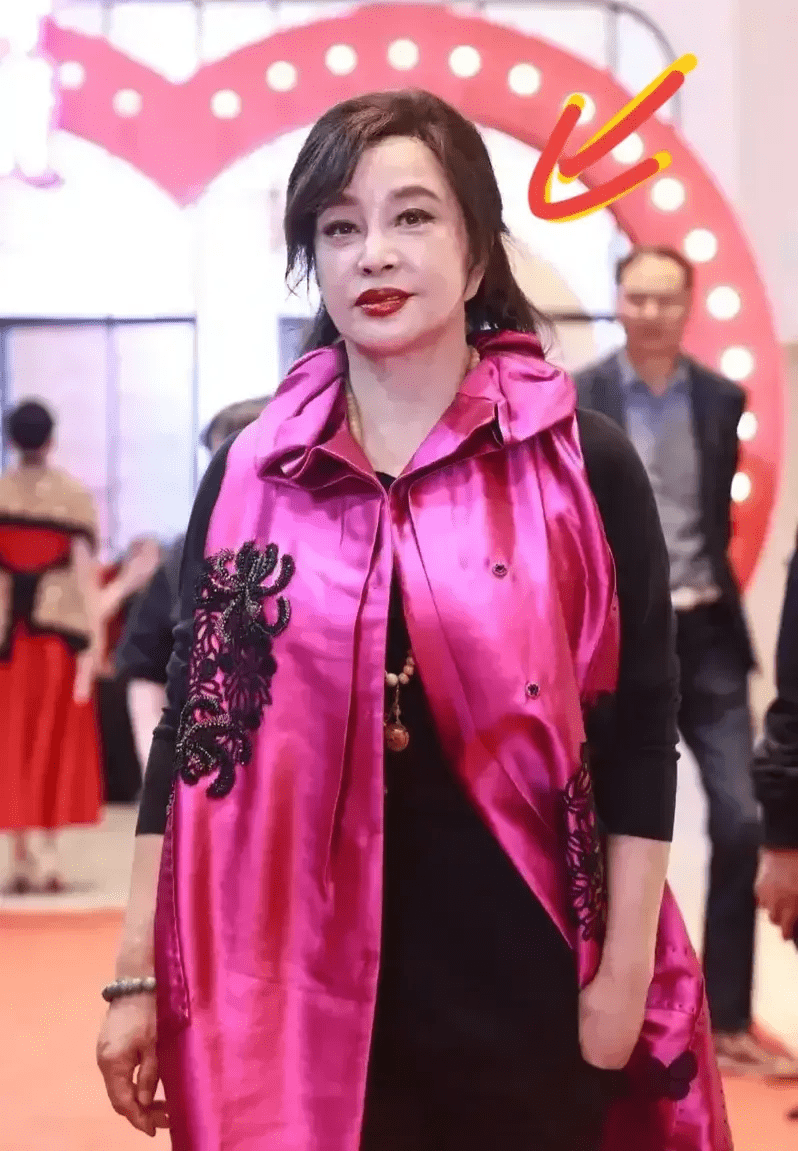 刘晓庆:参加活动时的生图曝光,已经72了,状态好过大多数同龄人_网友