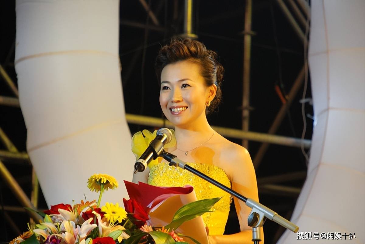 央视著名主持董艺:从河南郑州走出的美女主持人,为何53岁仍未婚?