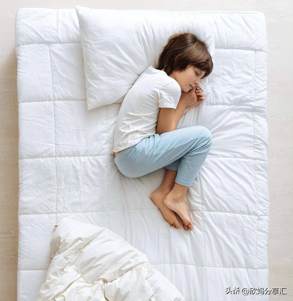 孩子的"睡姿",暗示不同的性格,如果你家娃是第五种,那恭喜你_身体