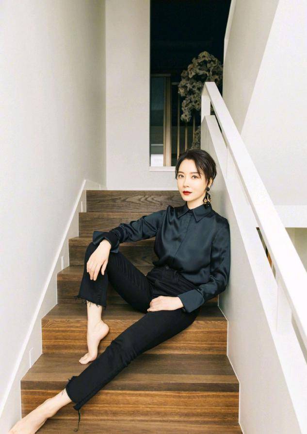 要是你过了50岁,尽量少穿t恤短裤吧,学陈数这样穿,优雅时髦