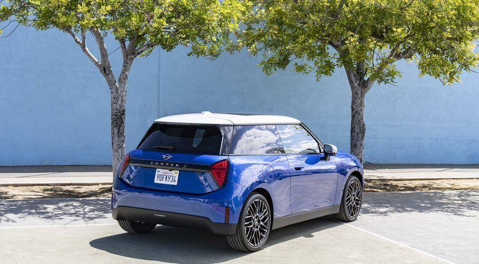 全新一代mini cooper官方实车图展示,燃油版将继续保留_搜狐汽车_搜狐