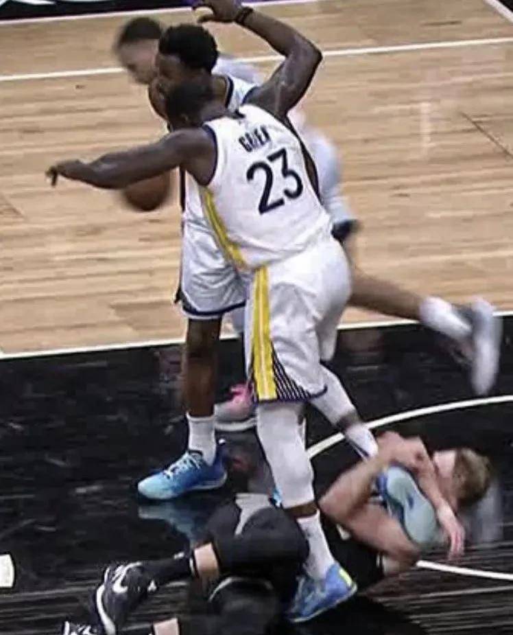 勇士0:2落后,格林恶犯被驱逐,格林应该禁赛吗?_行为_恶意犯规_比赛