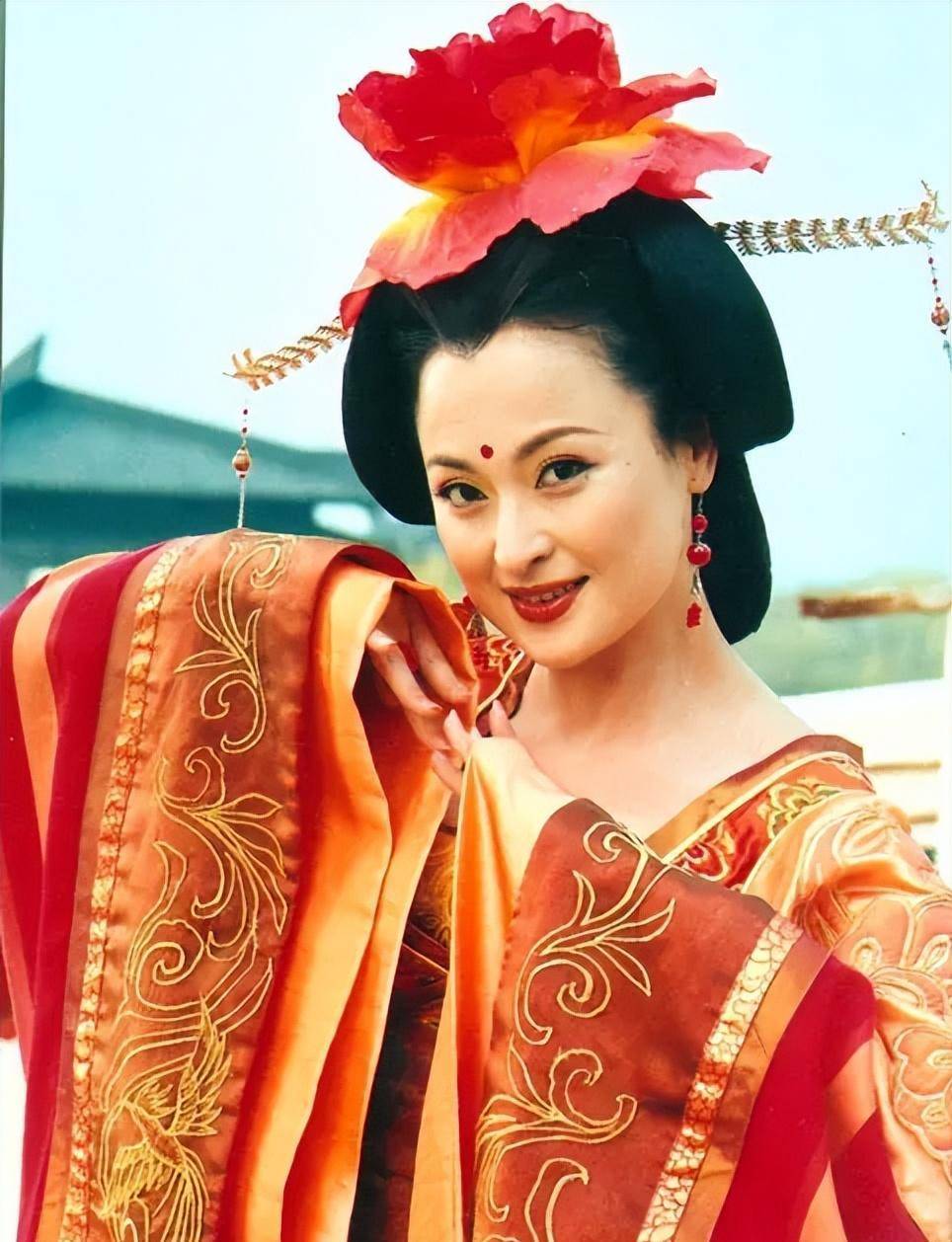 王璐瑶:嫁分手带儿子的富豪,为女儿不再演戏,被老公宠到幸福肥_生活