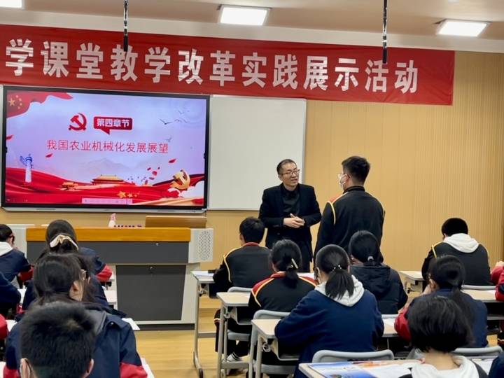 "日前,在宁波市镇海区龙赛中学的课堂上,来自宁波财经学院的副教授