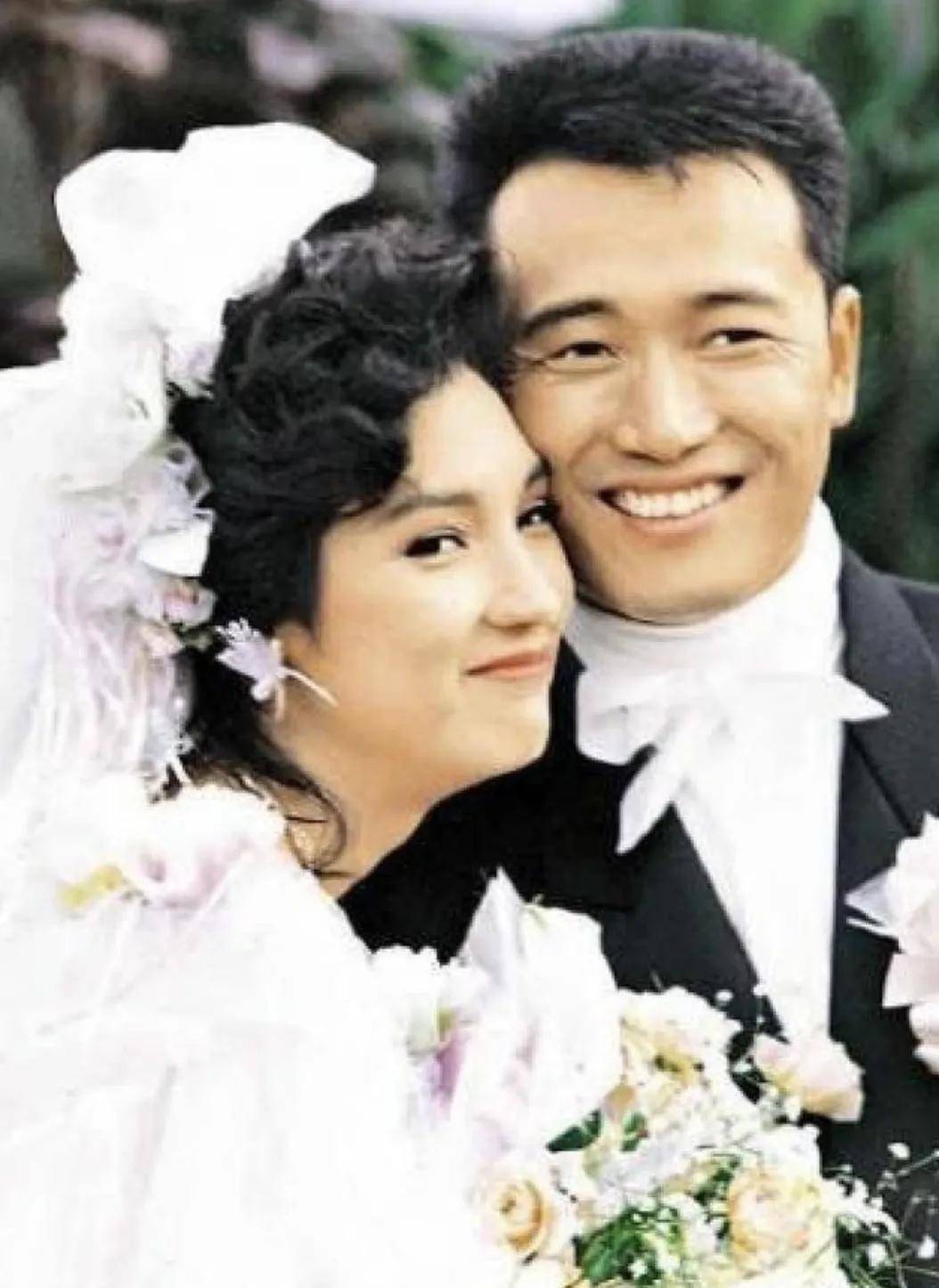 戚美珍,深陷舆论丈夫不离不弃,结婚32年无绯闻,直言嫁对了人_苗侨伟