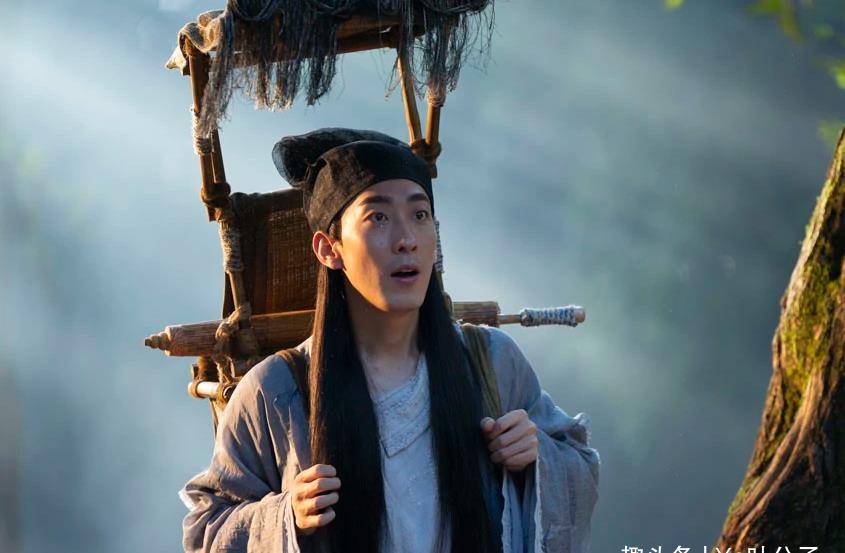 明明宁采臣是个文雅秀气的少年,但彭愚厶却满脸褶子,皱纹清晰,甚至