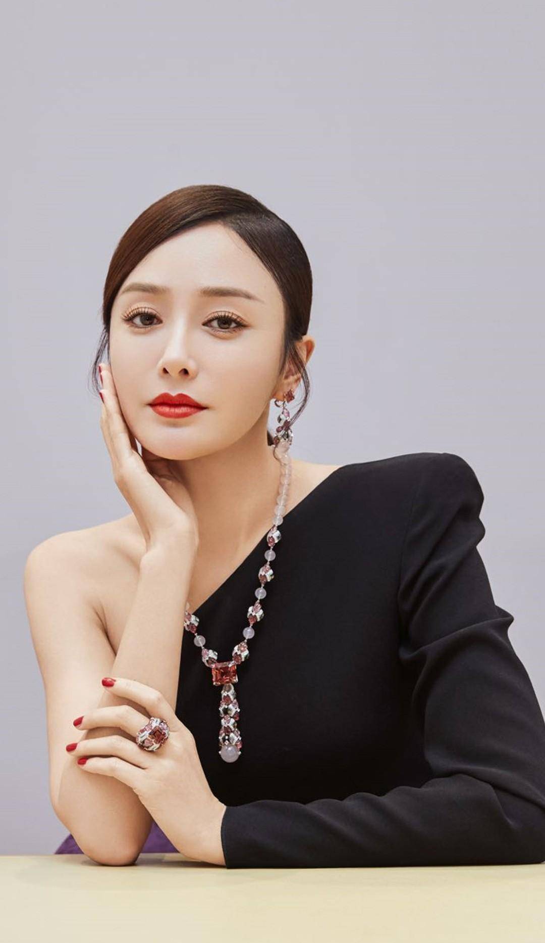 "秦岚:为黄晓明散尽家财,被张静初加入,遭张嘉倪背刺_陆川_片酬_高达