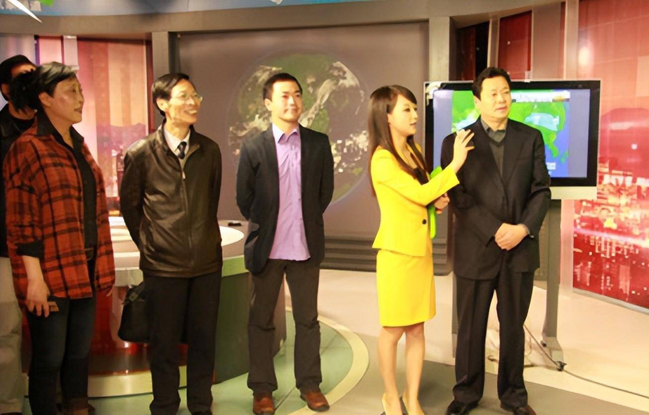 电视主持人杨丹和丈夫丁克15年愁坏婆婆,40岁高龄产女全家乐开怀