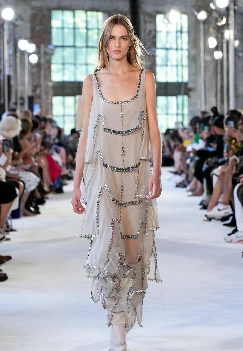 时尚-巴黎秋冬高定时装周:alexandre vauthier流苏亮片显帅气性感