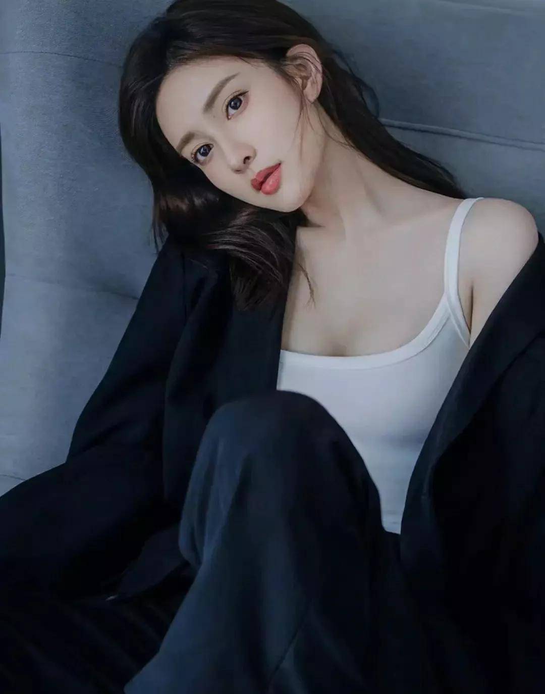 孟子义性感写真,一身黑色衣服,怀抱宠物,尽显女神魅力_西服_穿着_白色