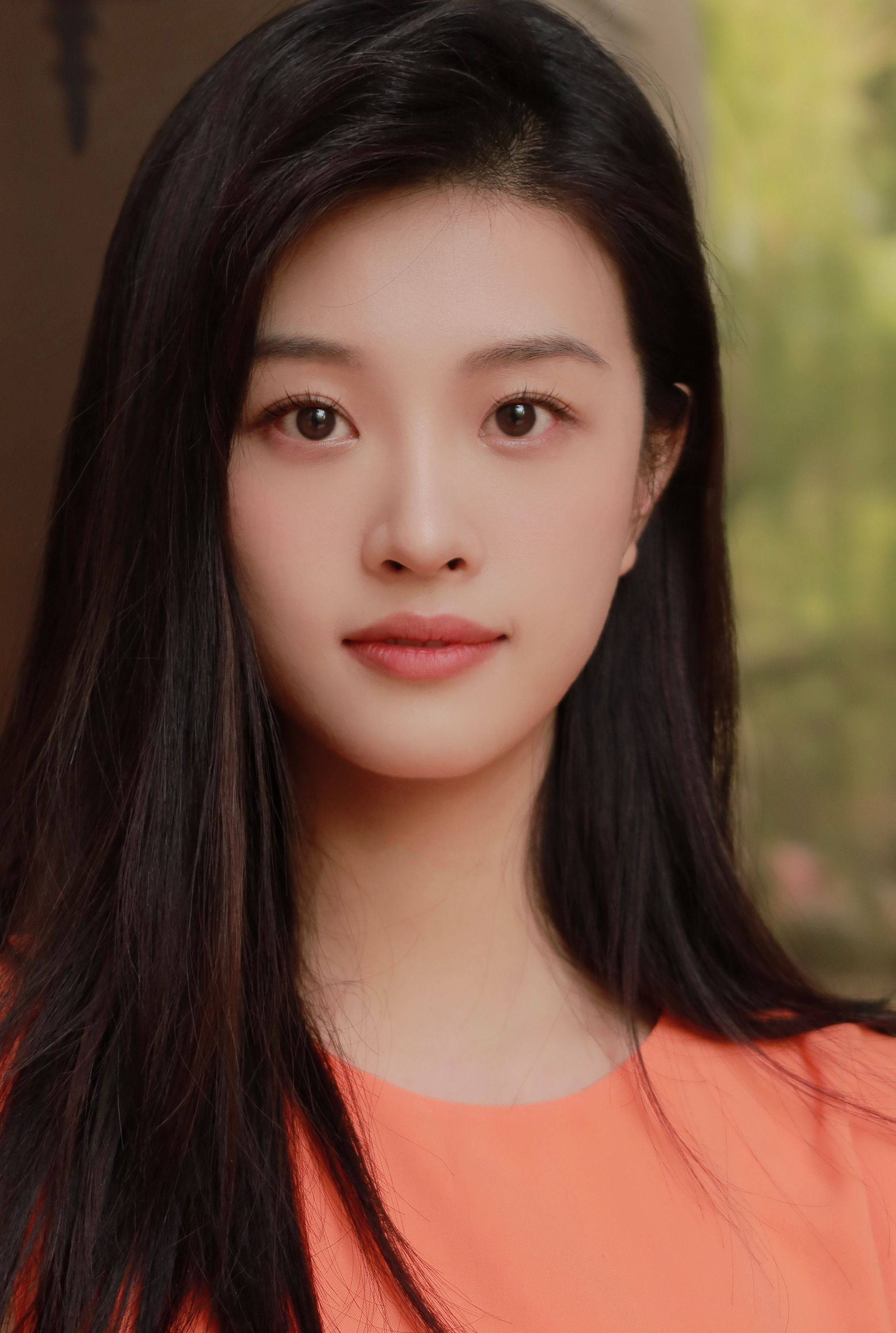 网友:太美了!钟雯冠身穿橘黄色连衣裙,优雅大气,尽显女人味.